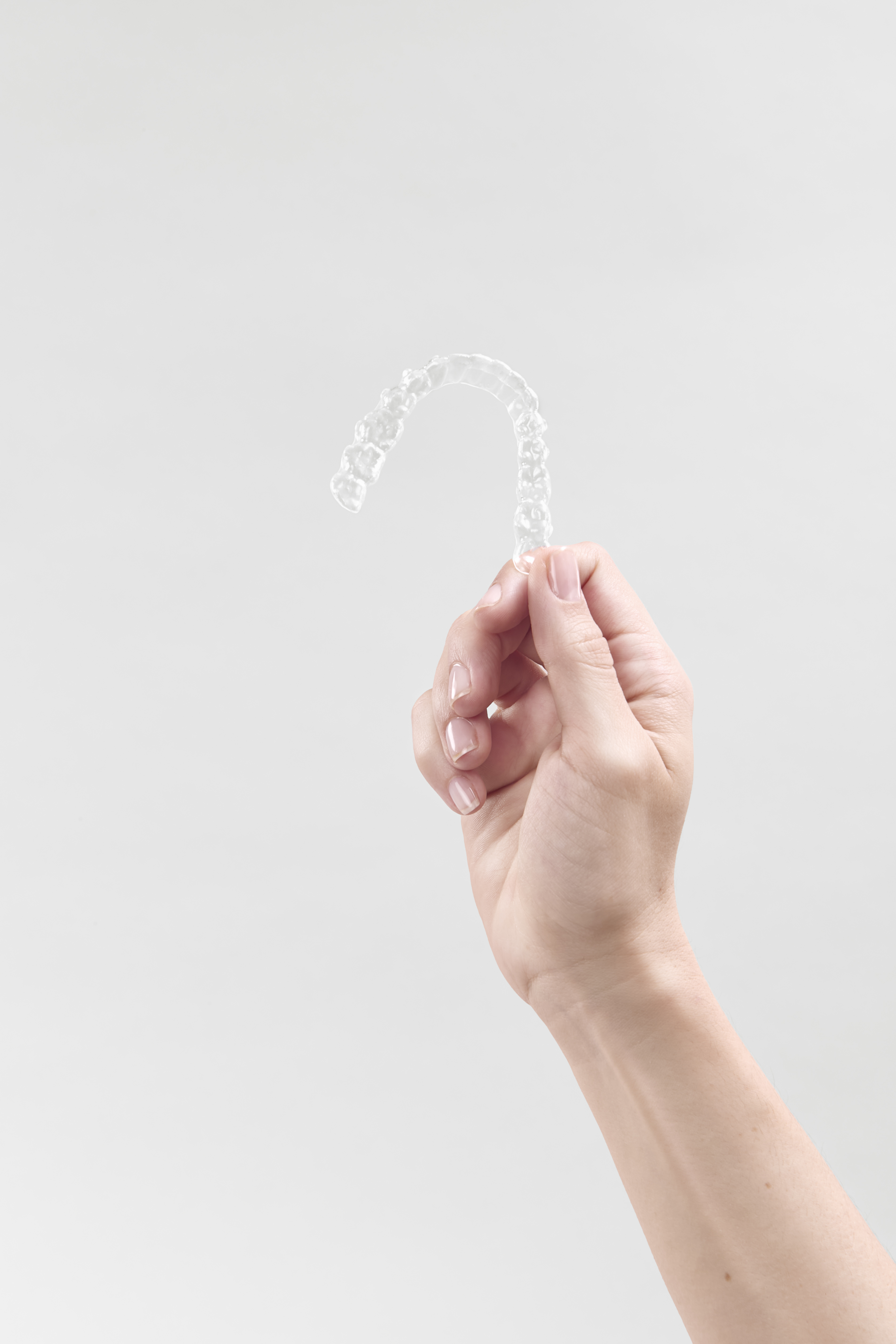 Alineador transparente profesional sostenido en la mano